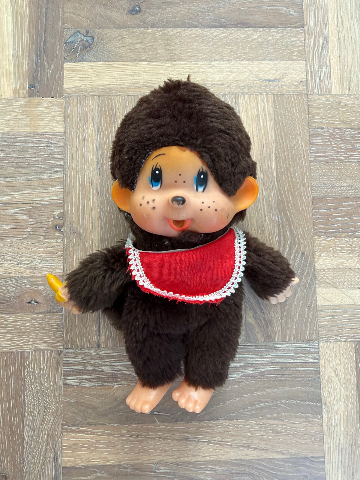 Vintage Monchhichi aapje met slabbetje en banaan, Gebruikt, Overige merken, Overige karakters, Ophalen of Verzenden