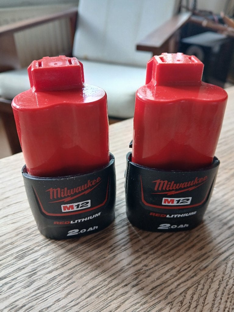 Foto 3 van 2 stuks MILWAUKEE M12 Accu 2.0 Ah