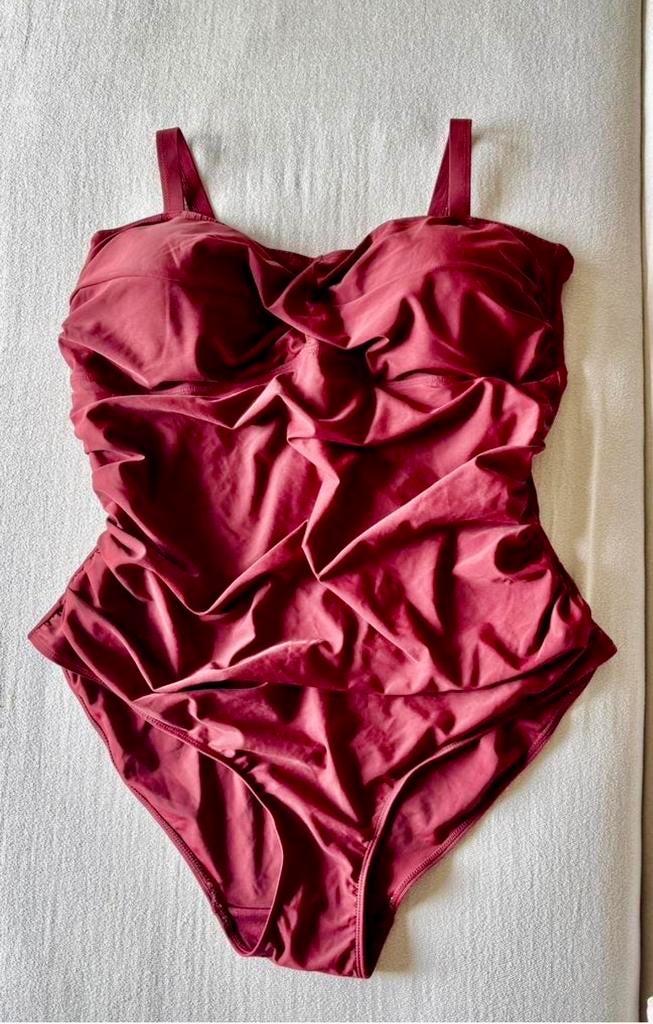 ‘Janina’ curved badpak mt.56/58, Kleding | Dames, Grote Maten, Ophalen of Verzenden, Nieuw, Rood, Lingerie of Zwemkleding