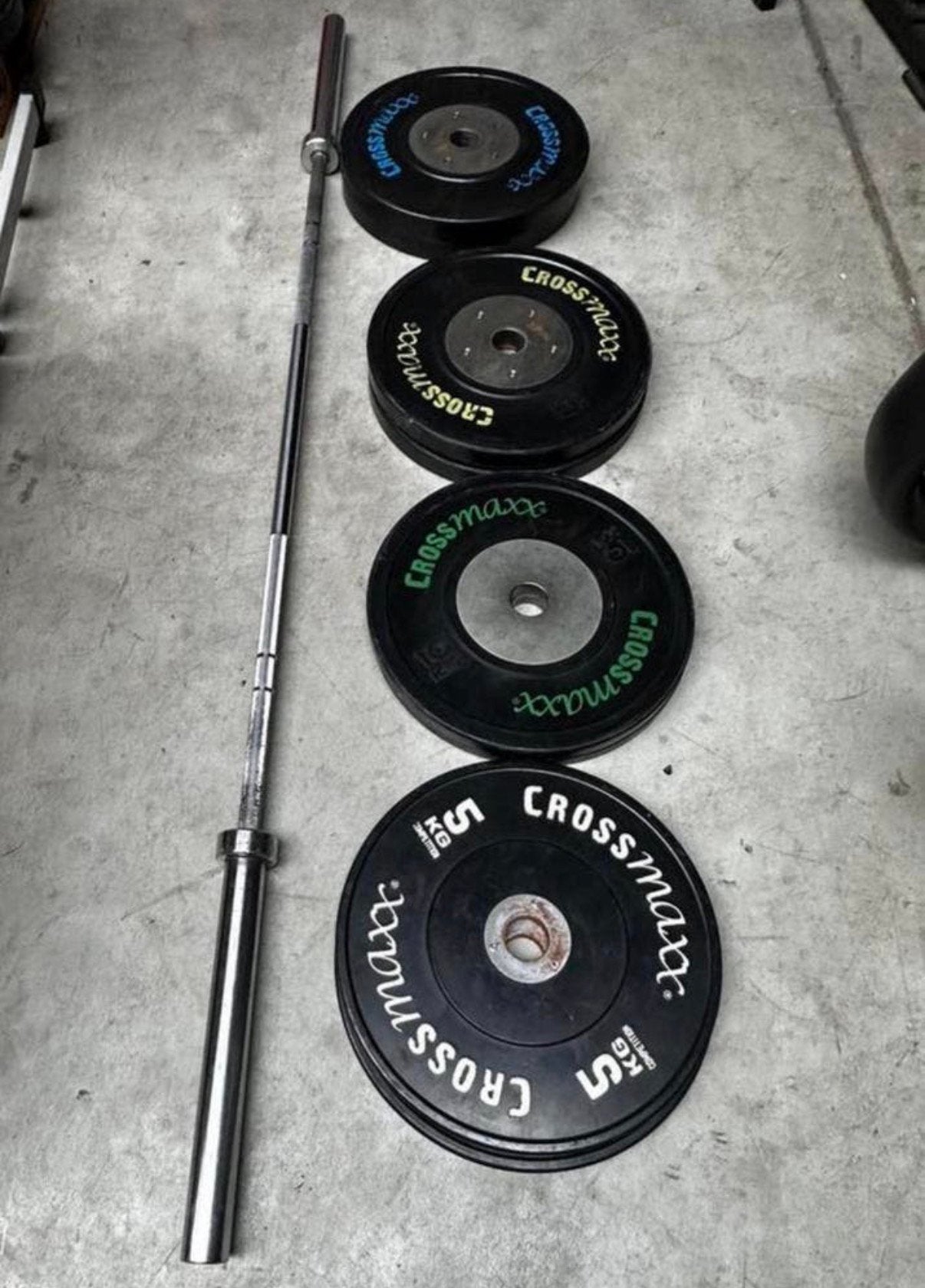 100kg Crossmaxx Compitie Bumperplates + Barbell 220cm ,20kg, Ophalen, Gebruikt, Halterschijven