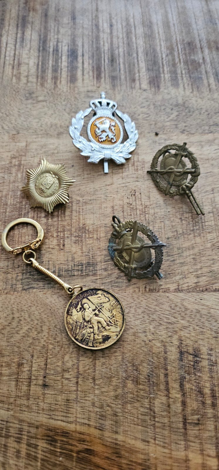 Diverse militaire insignes en sleutelhanger, Verzamelen, Militaria | Algemeen, Ophalen of Verzenden, Landmacht, Nederland, Embleem of Badge