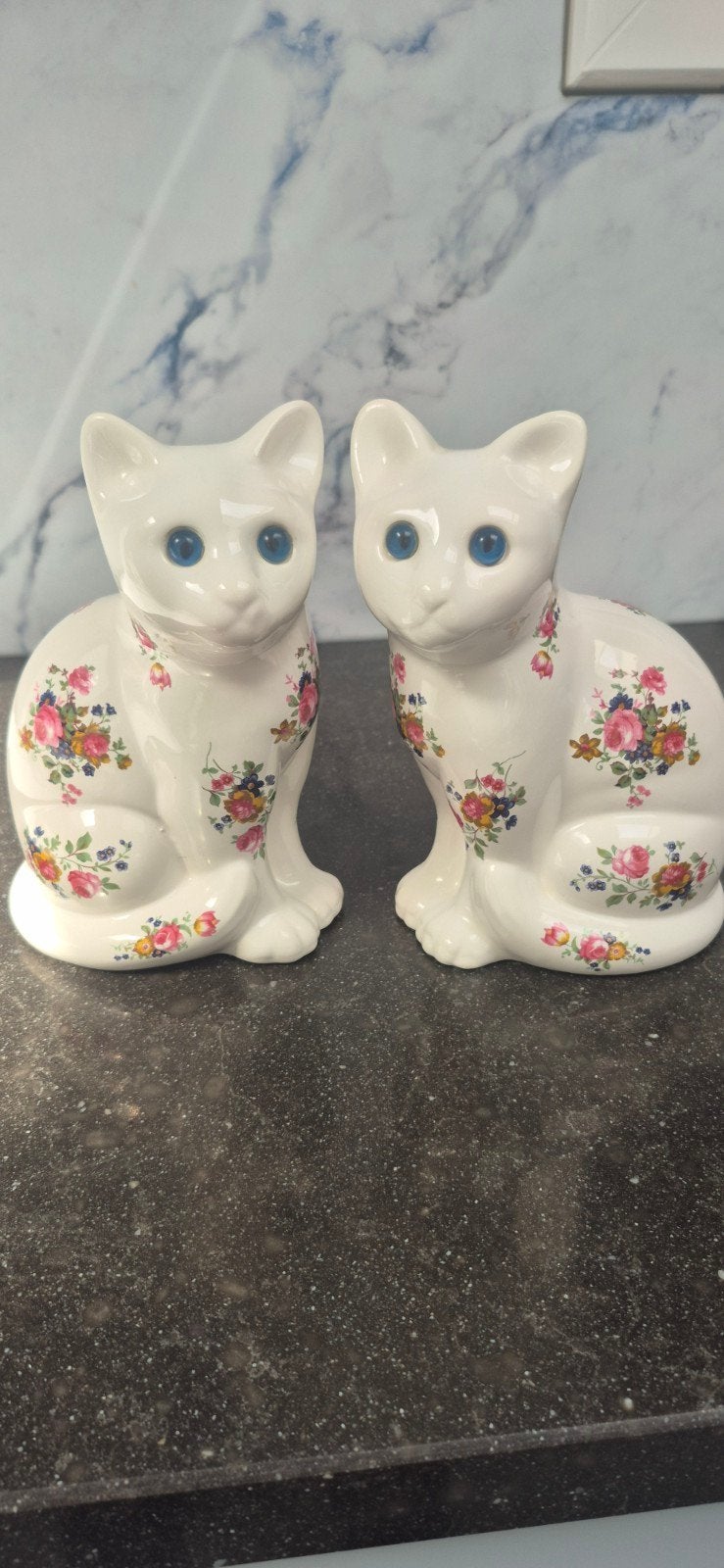 Set van 2 porseleinen kattenbeeldjes met bloemendecor, Ophalen of Verzenden, Zo goed als nieuw, Beeldje of Figuurtje
