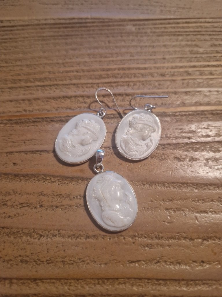 Antieke, zilveren Camee set. 925 zilver met parelmoer.