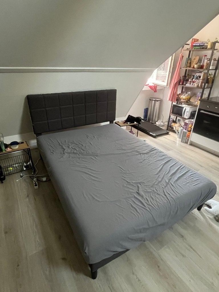 Donker bed van 140 cm breed met hoofdeinde., Ophalen, Gebruikt, Zwart, Steigerhout