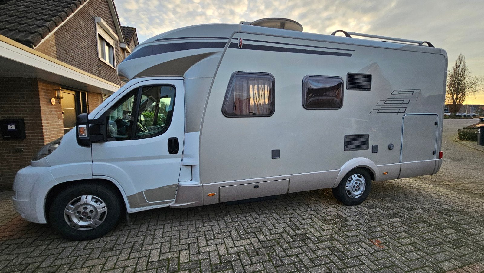 camper Hymer T 614 CL afneembare trekhaak, Half-automaat, Ringverwarming, Fiat, 7 tot 8 meter