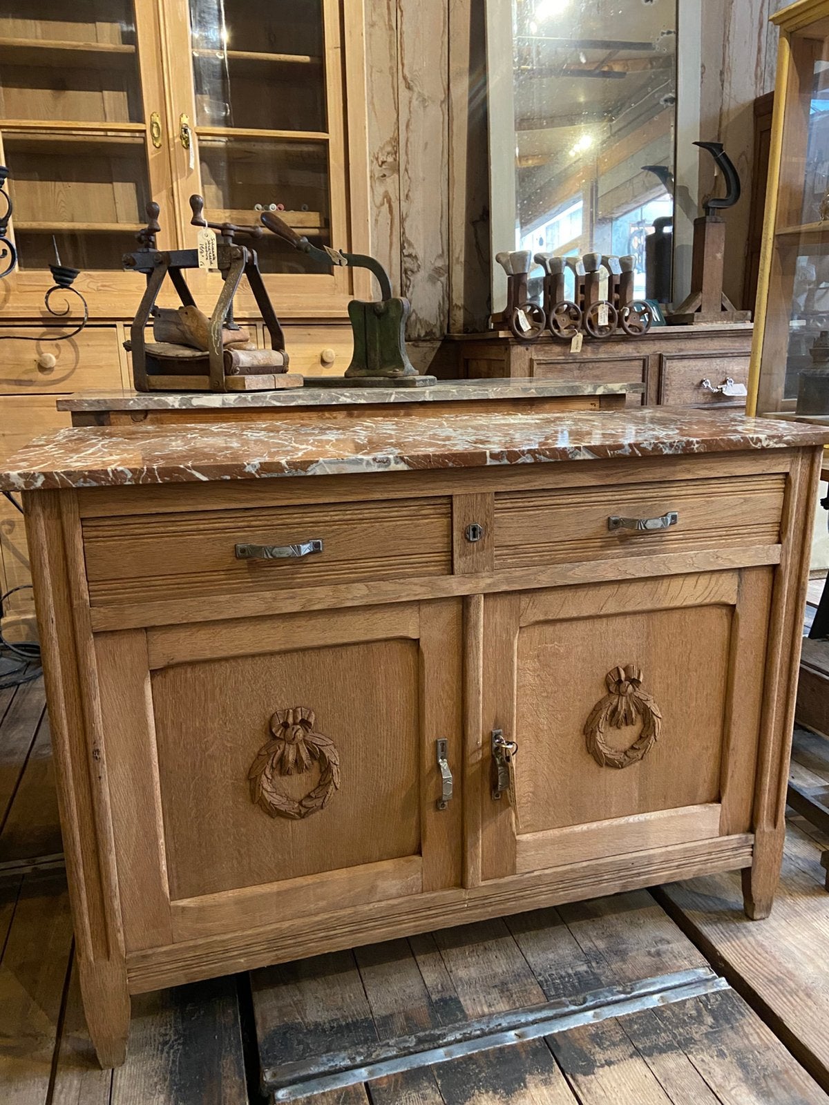 Een landelijk Frans commode kast met marmer