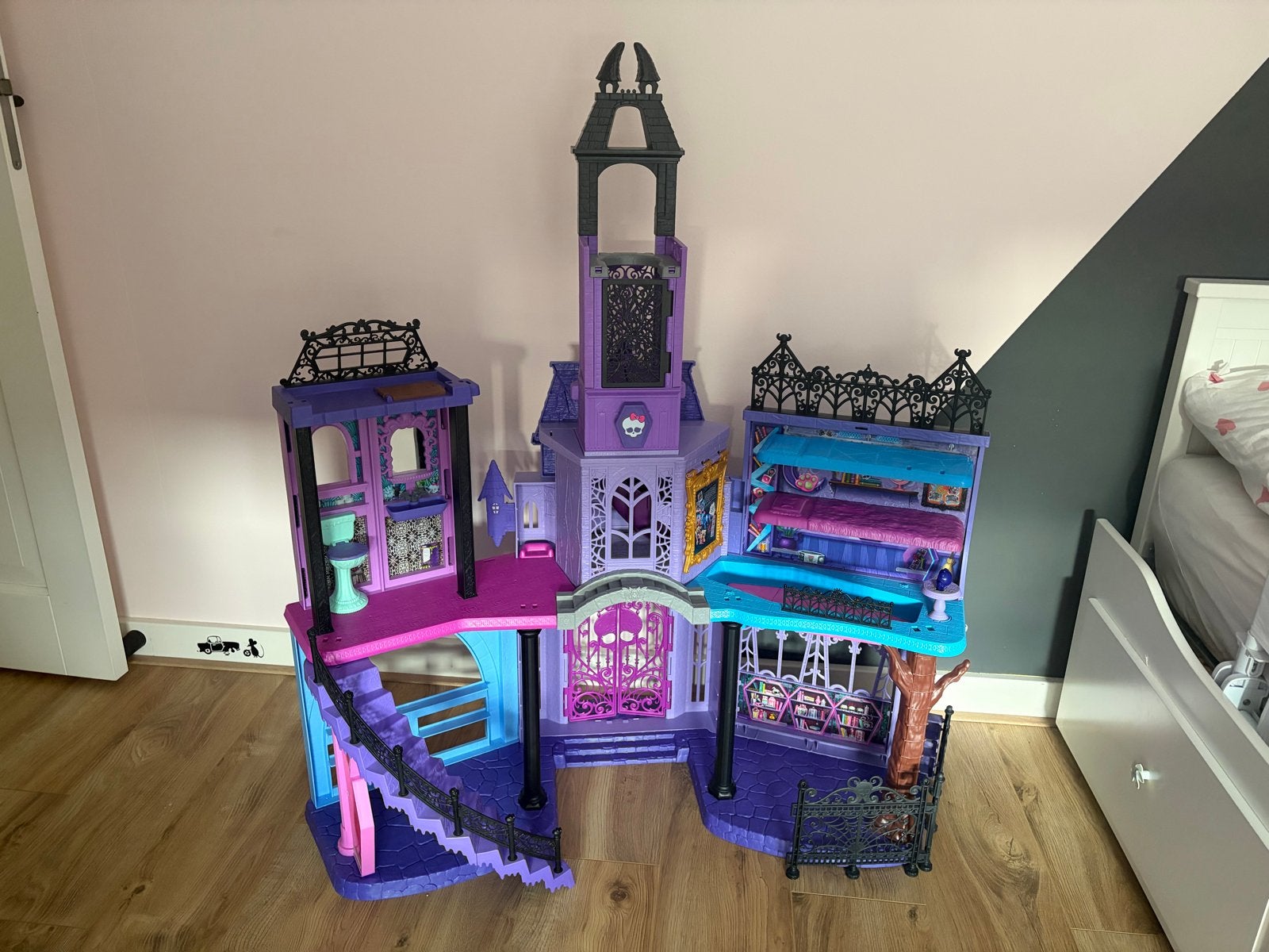 Monster High School/Huis - Zo goed als nieuw, Ophalen, Zo goed als nieuw, Poppenhuis