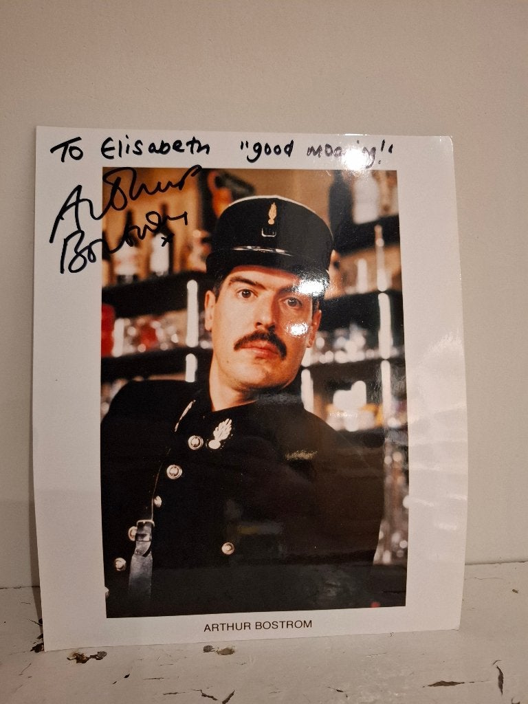 Foto met handtekening van officer Crabtree van Allo Allo, Allo Allo, Arthur Bostrom, Zo goed als nieuw, Foto of Kaart