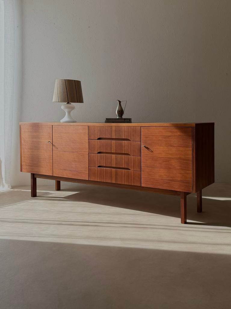 Vintage minimalist dressoir jaren 60 walnoot, Ophalen of Verzenden, Zo goed als nieuw, Overige materialen, Minimalist