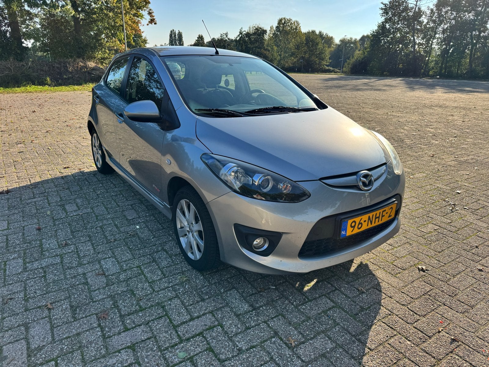 Mazda 2 1.3 63KW 5DRS 2010 Grijs GT-M line, Auto's, Voorwielaandrijving, 31 €/maand, 4 cilinders, Origineel Nederlands
