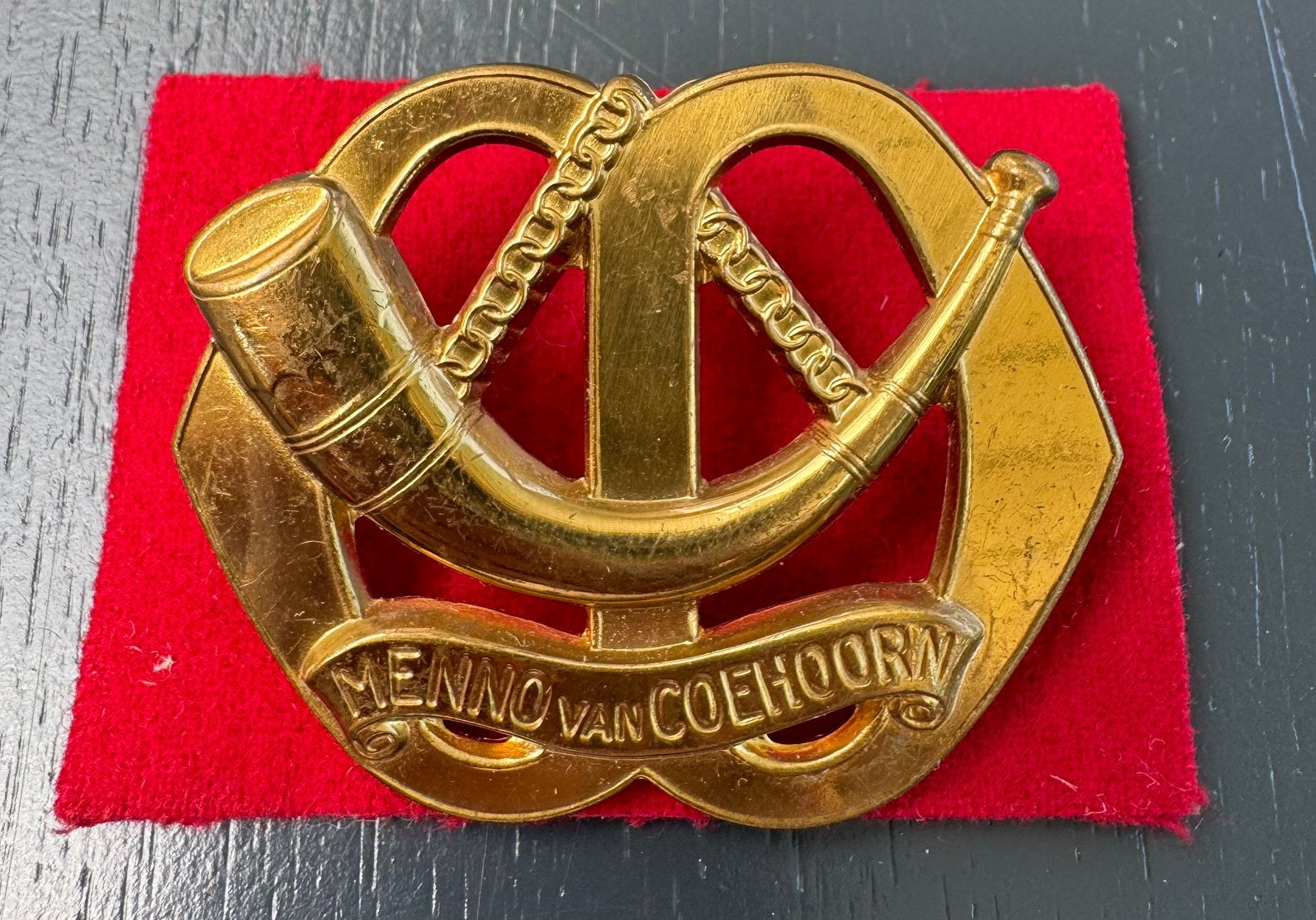 KL baretembleem R.I. Menno van Coehoorn, Ophalen of Verzenden, Landmacht, Nederland, Embleem of Badge