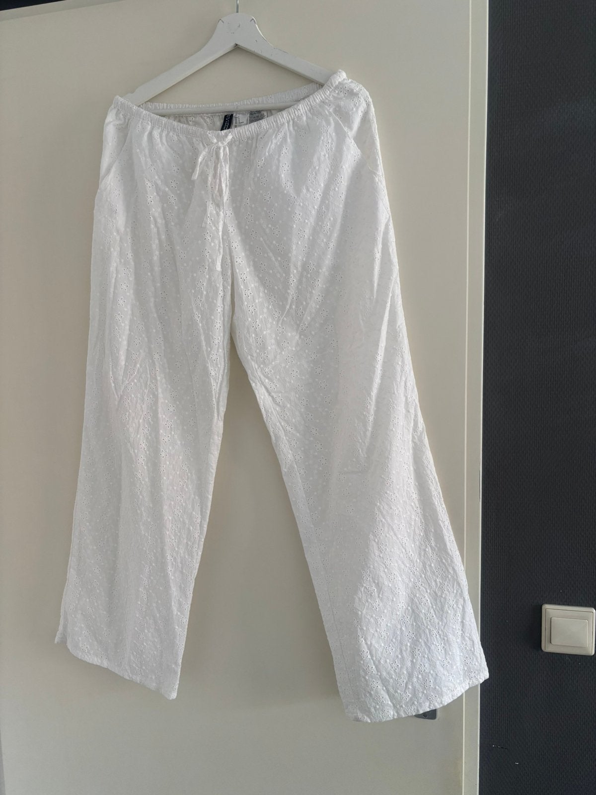 Prachtige luchtige “broderie” broek maat M, Maat 38/40 (M), Wit, Ophalen of Verzenden, Zo goed als nieuw