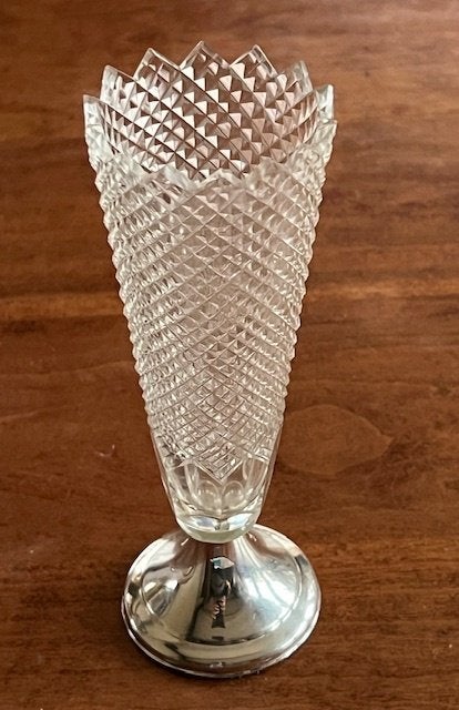 DIAMANT GESLEPEN VAASJE OP ZILVEREN VOET, Verzenden, Zilver