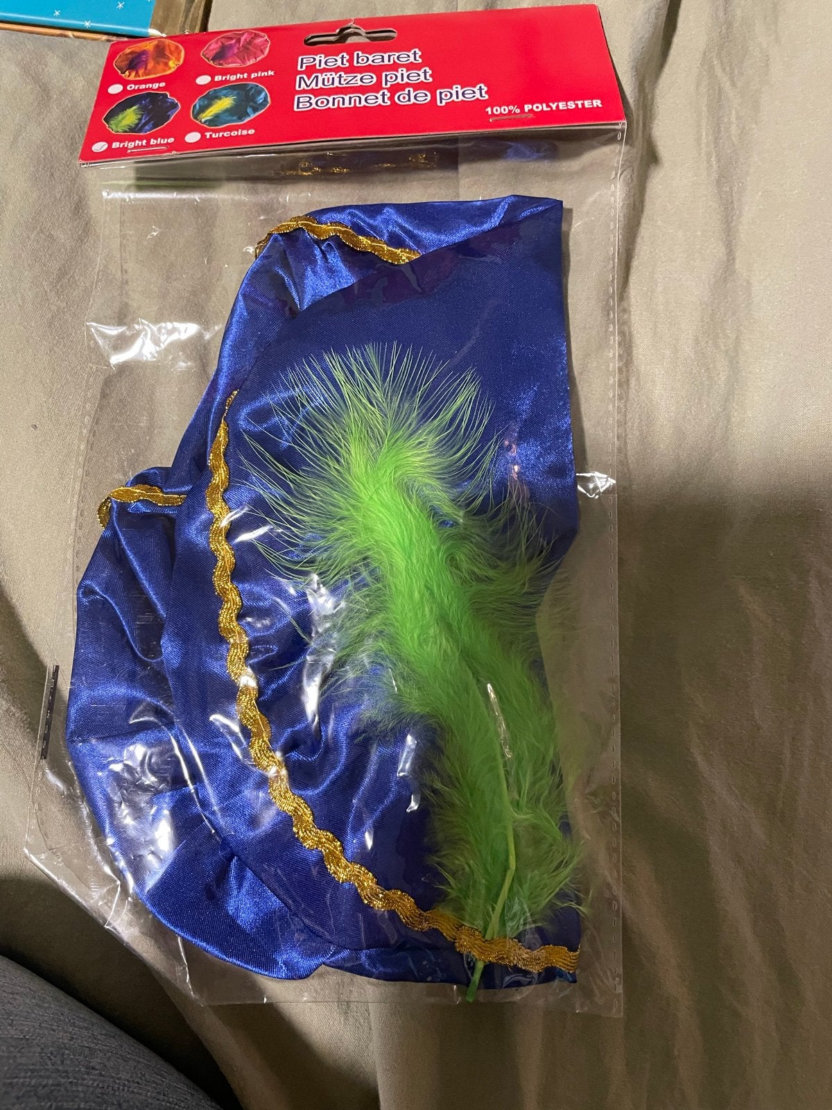 Piet baret blauw met groene veer - Nieuw in verpakking, Ophalen of Verzenden, Nieuw, Hoed of Pruik, Kerst of Sinterklaas