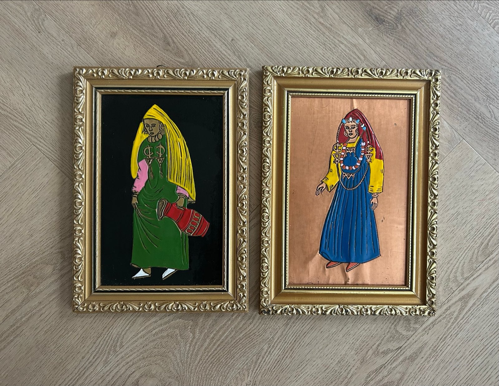 2 platen met afbeeldingen van vrouwen in klederdracht, Antiek en Kunst, Kunst | Schilderijen | Klassiek, Portret of Personen, Overige technieken