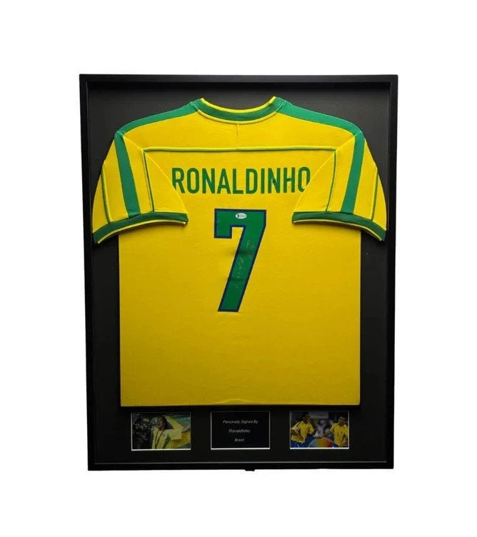 Ronaldinho Brazilië 1998 ingelijst gesigneerd thuis shirt, Buitenlandse clubs, Soccersignings.nl, Shirt, Nieuw