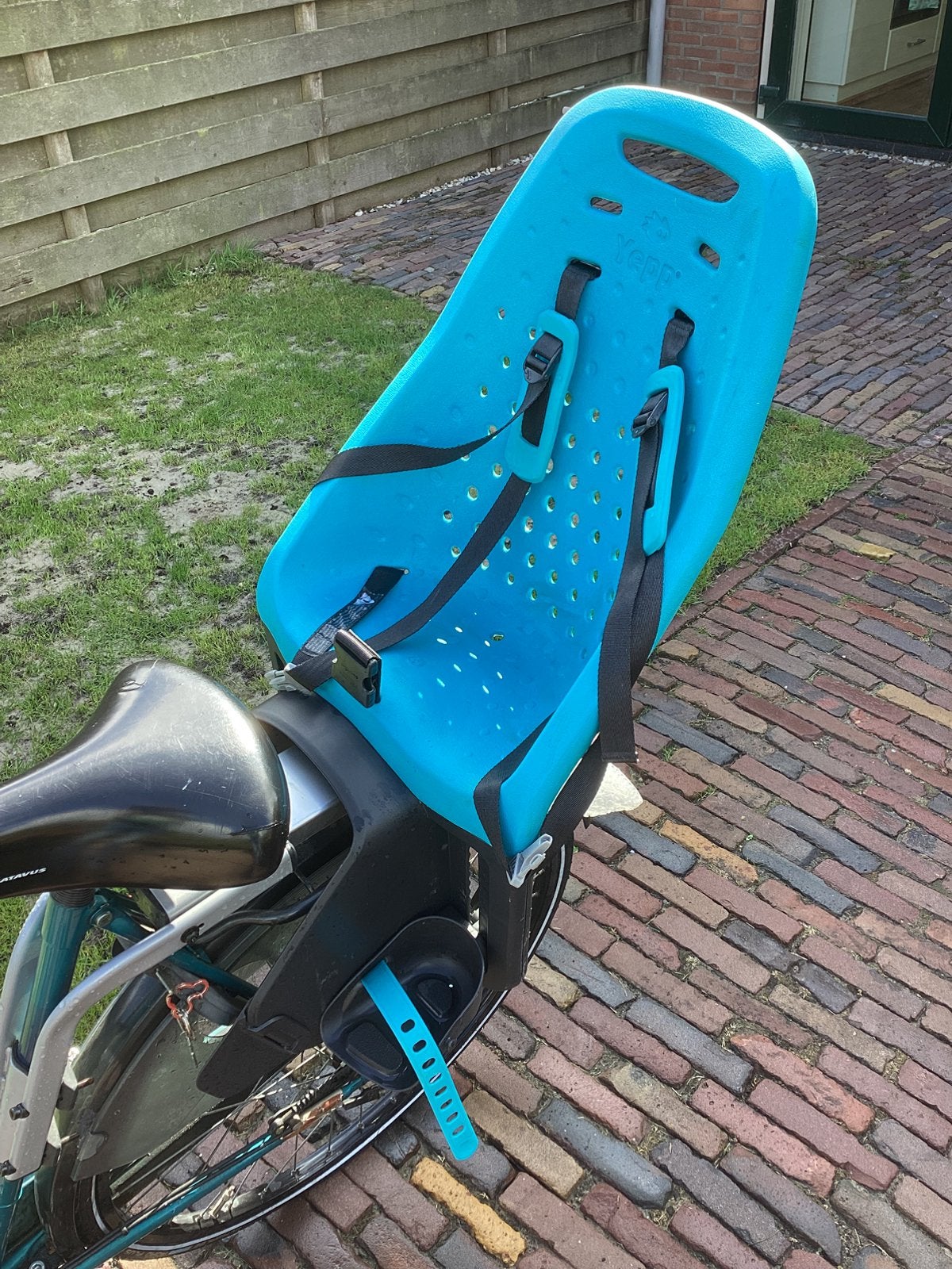 Blauwe Yepp maxi fietsstoeltje, Fietsen en Brommers, Ophalen, Achterzitje, Voetsteuntjes, Zo goed als nieuw