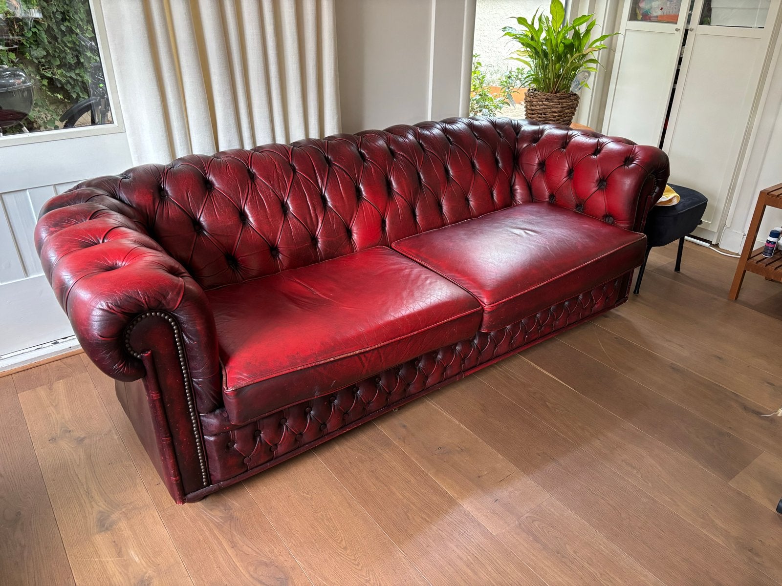 Originele Engelse Chesterfield 3-zitsbank – bordeaux/oxblood, Ophalen, Gebruikt, Driepersoons, Rechte bank