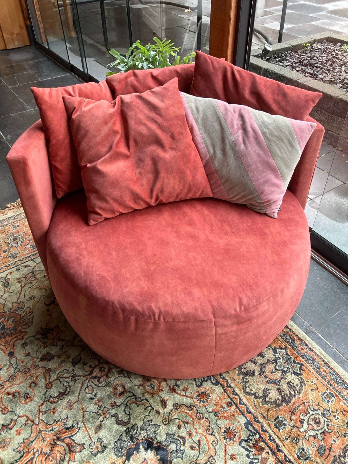 Ronde draaifauteuil in roze/rood fluweel, Ophalen, Zo goed als nieuw, Stof, 100 tot 125 cm