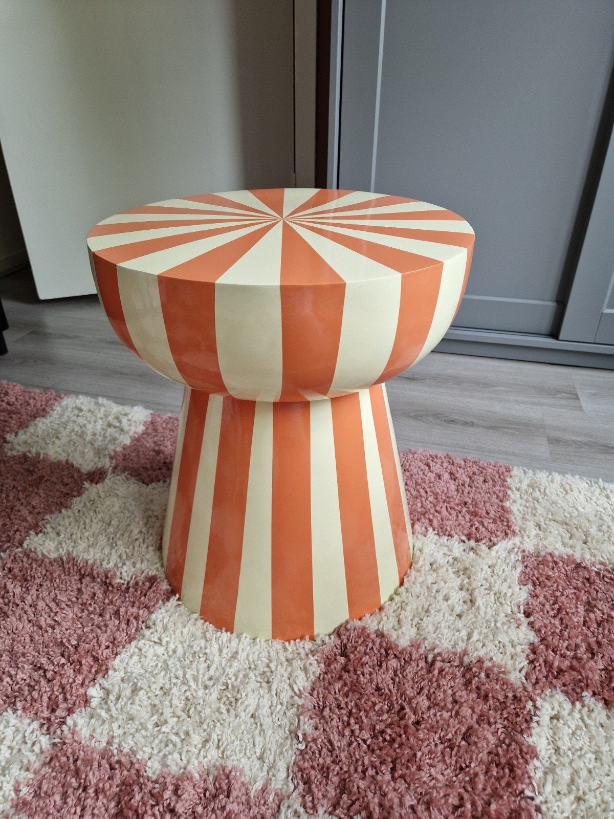 populaire gestreepte bijzettafel Xenos oranje/cremé, Huis en Inrichting, Tafels | Bijzettafels, Ophalen, Rond, Minder dan 55 cm