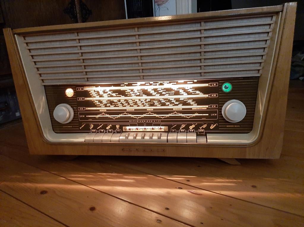 Grundig 4085   gereviseerde buizenradio, Ophalen