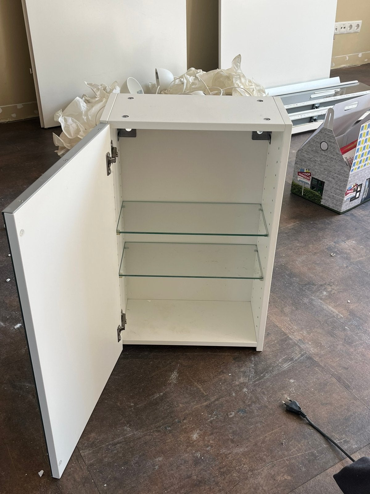 Kastje voor aan de muur / badkamer etc, Ophalen