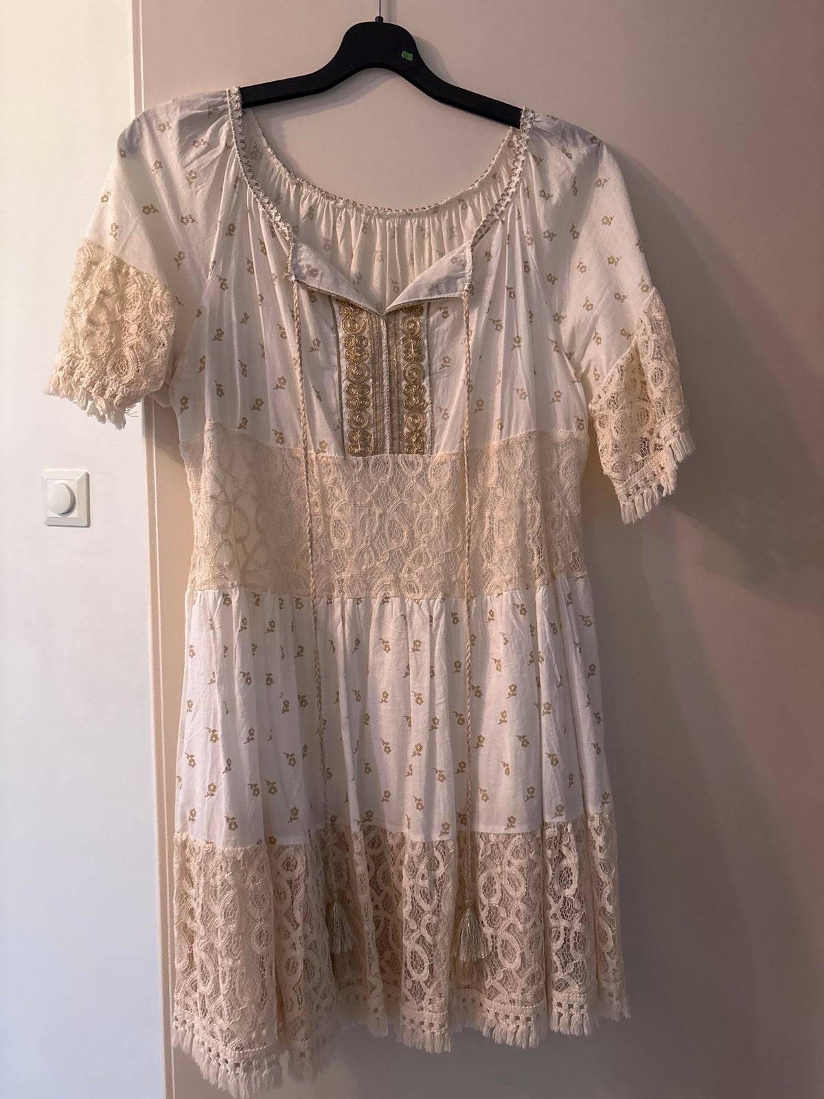 Zomerse jurk met kant en borduursels, Maat 38/40 (M), Beige, Ophalen of Verzenden, Zo goed als nieuw