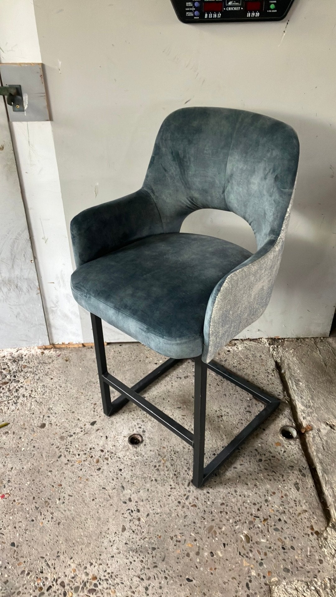 Mooie  zware stevige barkruk blauw groen velvet, 1 kruk, Ophalen, Zo goed als nieuw