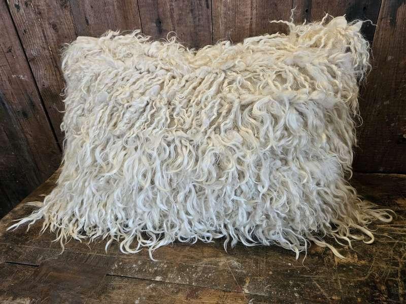 schapenvacht kussen ``WOONWINKEL RUSTIEK``, Ophalen of Verzenden, Nieuw, Overige kleuren, Rechthoekig