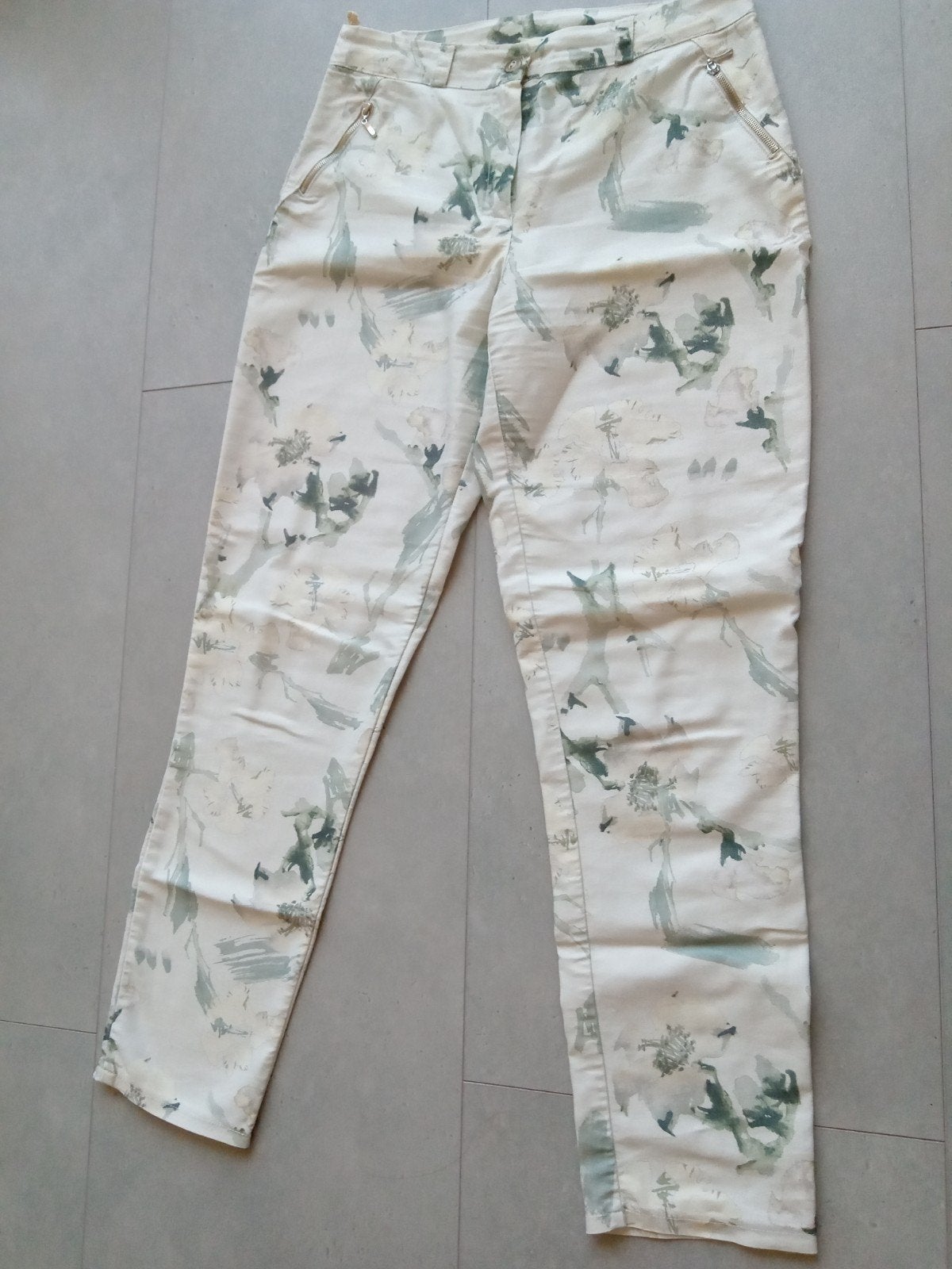 3/4 Broek Crème met Groene Bloemen Maat S/M, Kleding | Dames, Maat 38/40 (M), Verzenden, Wit, Zo goed als nieuw