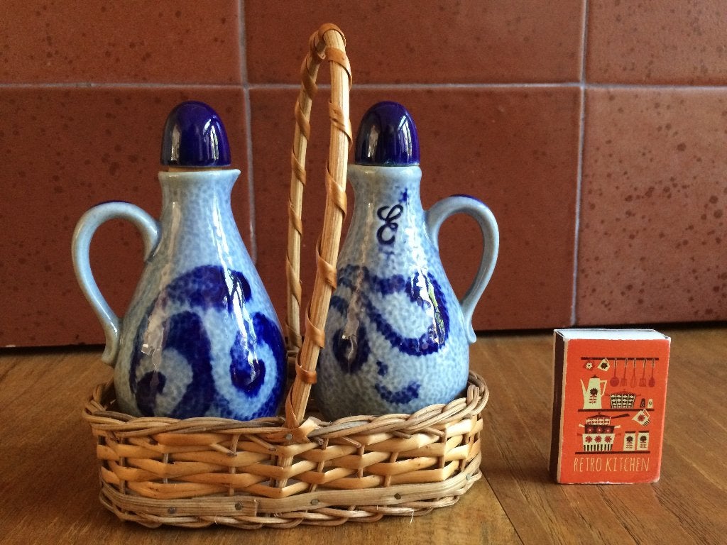 keramiek olie & azijnstel kruikjes met oortjes in mandje, Overige typen, Ophalen of Verzenden, Zo goed als nieuw, Steen/keramiek