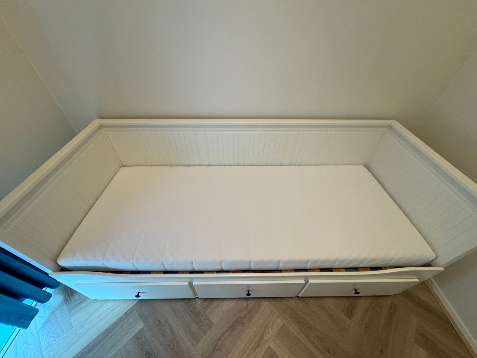 Hemnes Bed, Ophalen, 85 tot 100 cm, Zo goed als nieuw, Matras