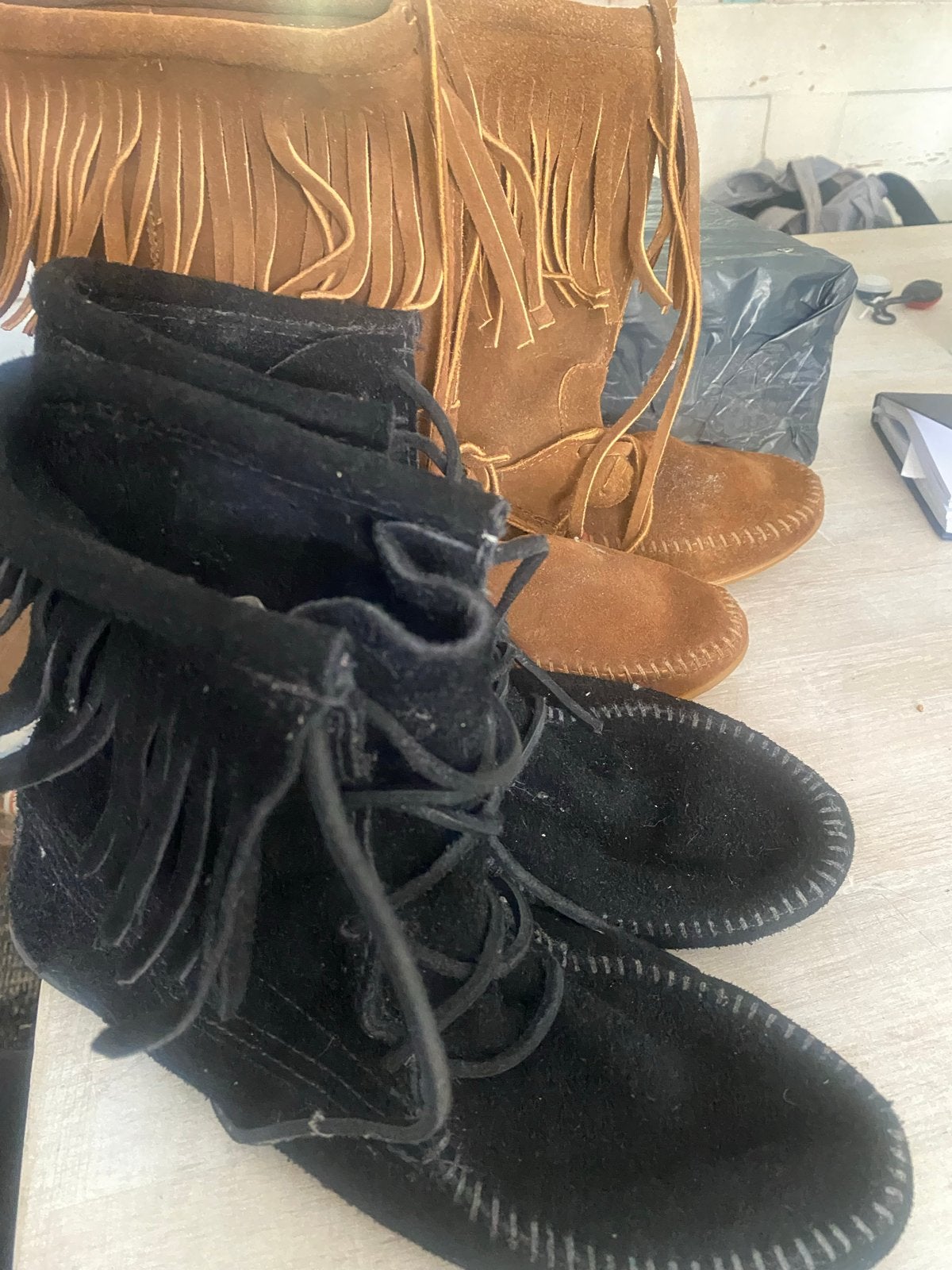 Minnetonka dameslaarzen: Beige halflang en zwart kort, Ophalen of Verzenden, Gedragen, Beige, Lage of Enkellaarzen