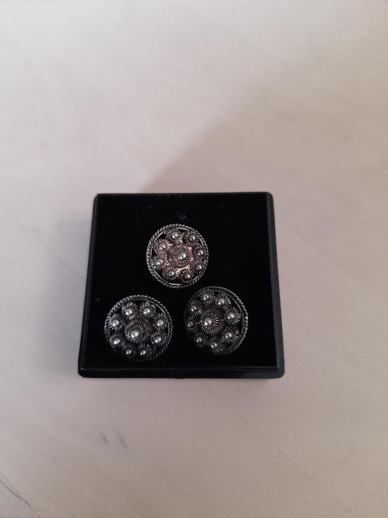 Drie prachtige Zeeuwse zilveren knopen knoopjes gemerkt, Antiek en Kunst, Ophalen of Verzenden, Zilver