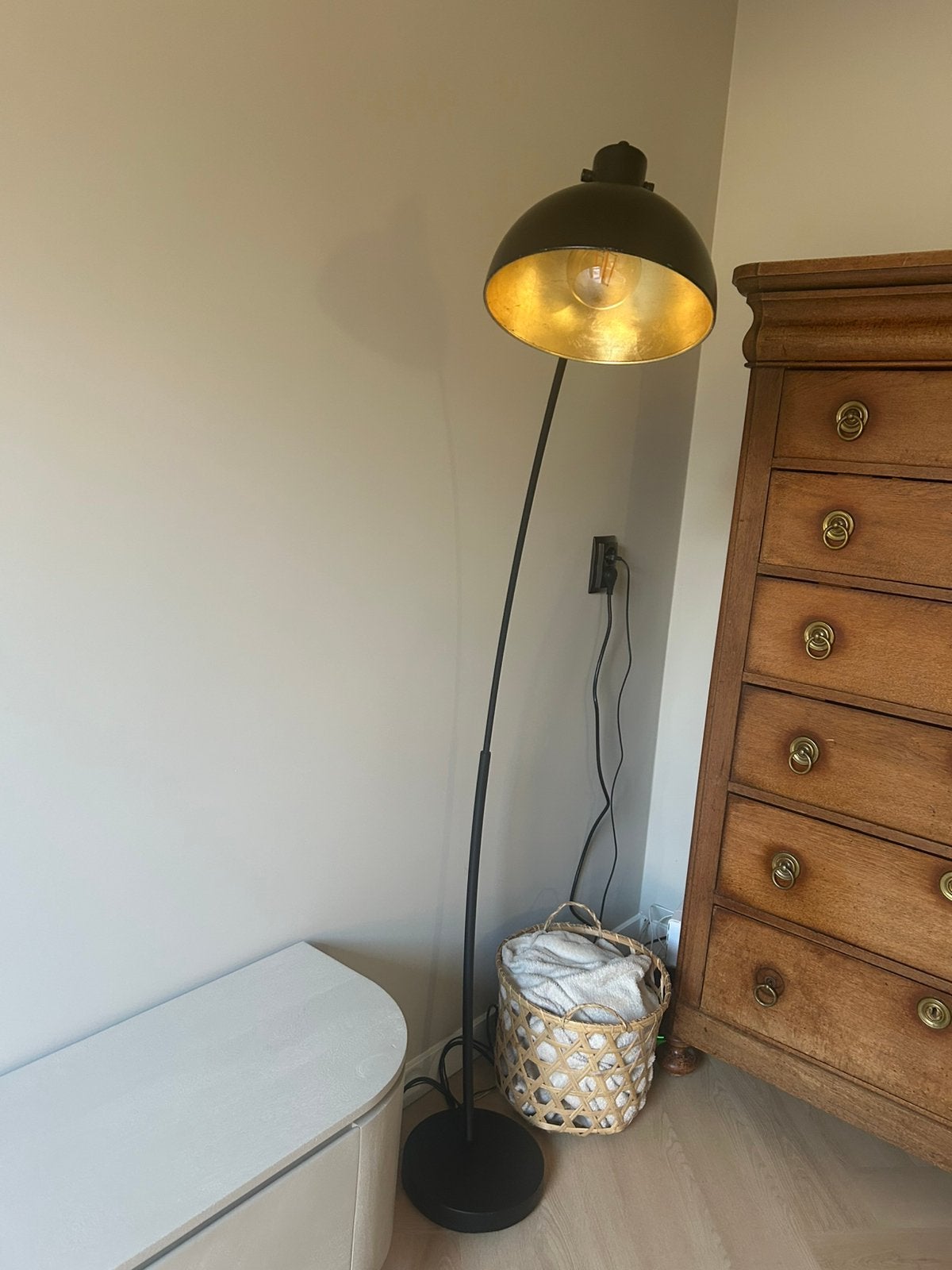 Zwarte staande booglamp met gouden binnenkant, Huis en Inrichting, Lampen | Vloerlampen, Ophalen, Zo goed als nieuw, 150 tot 200 cm