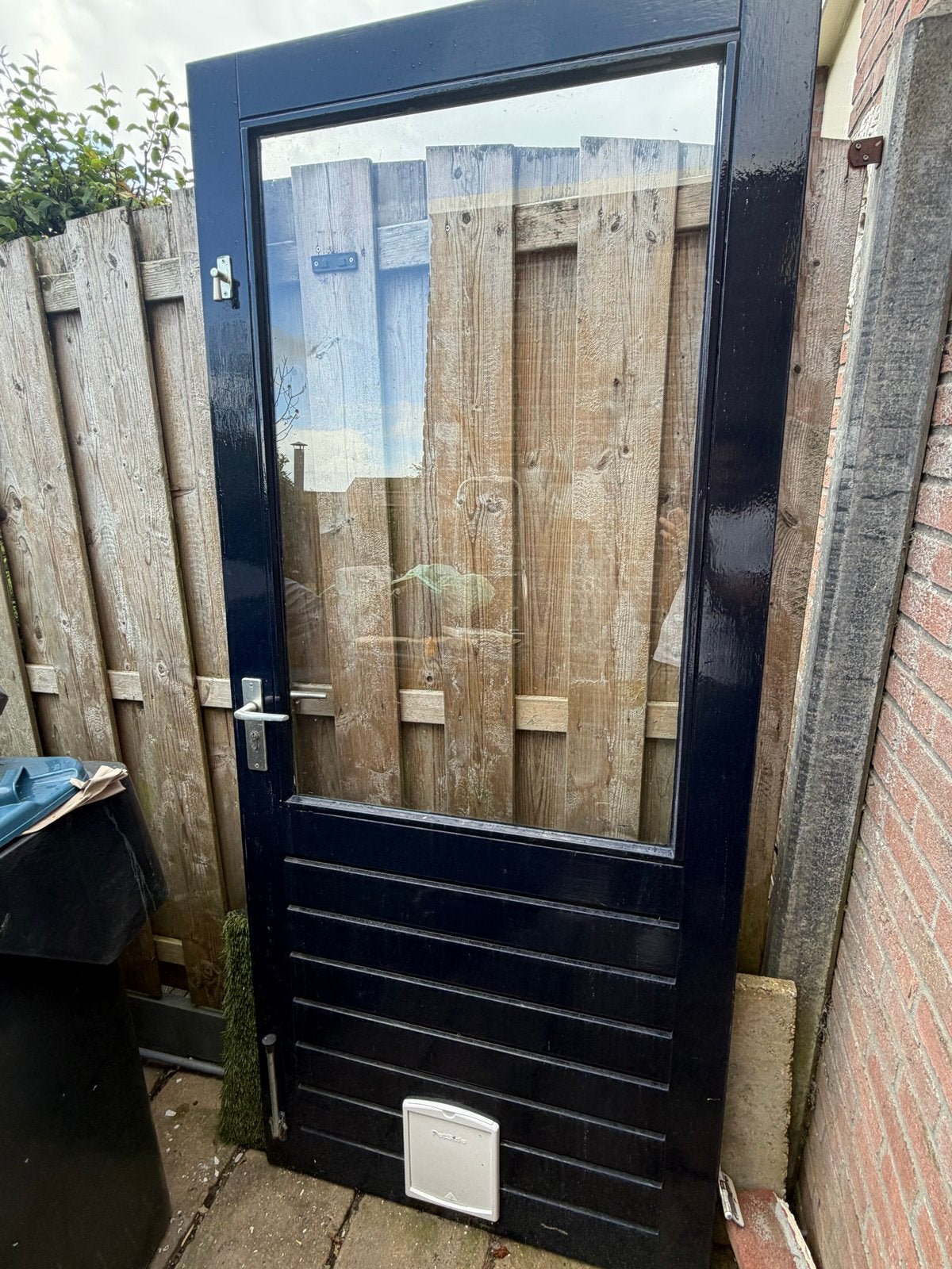Donkerblauwe buitendeur met kattenluik - Gratis af te halen, Doe-het-zelf en Verbouw, Deuren en Horren, Ophalen, Gebruikt, 80 tot 100 cm