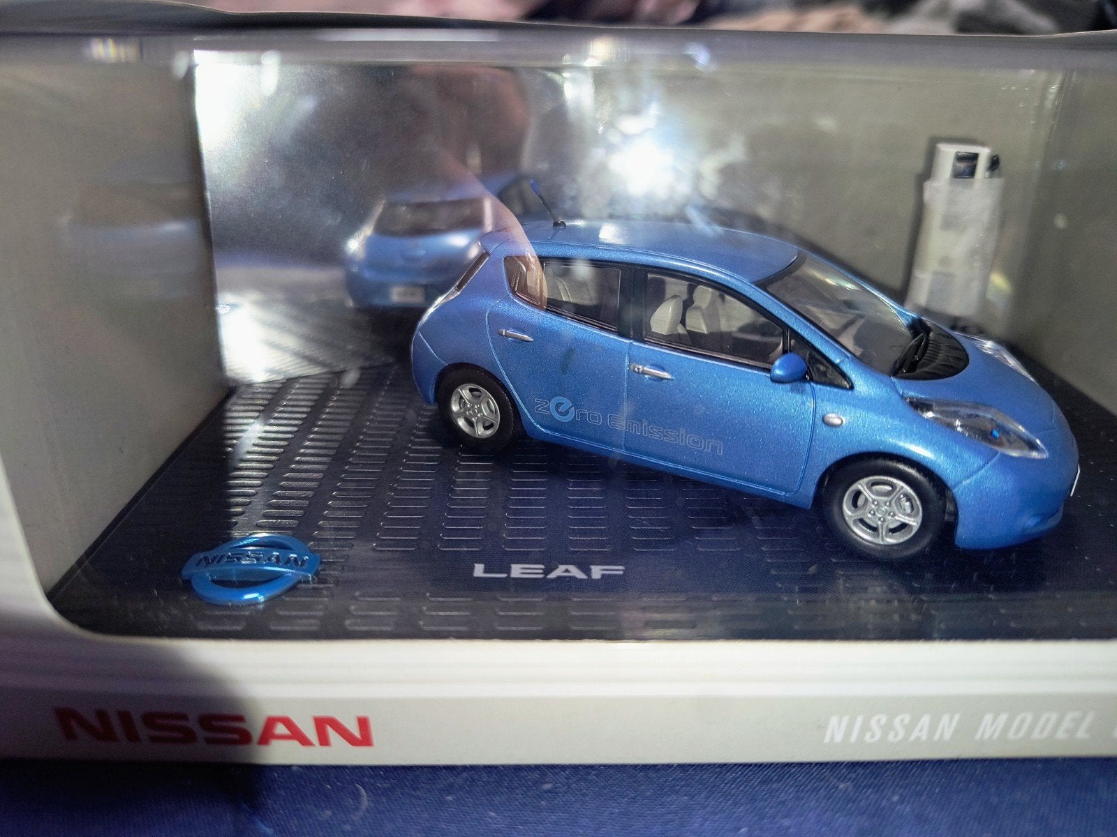 Foto 2 van Nissan Leaf Modelauto - Blauw - Nieuw in doos