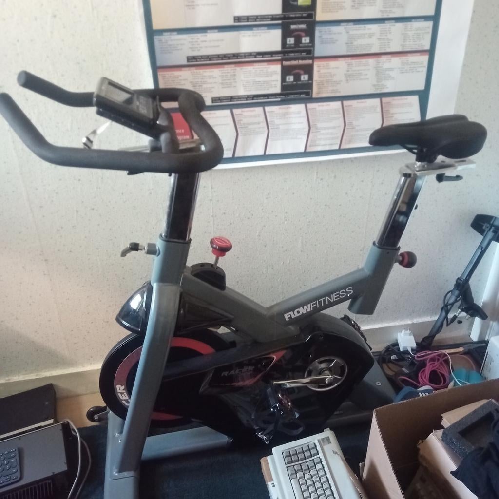 Flow Fitness DSB600i Spinbike - Perfect voor Thuis Workouts, Sport en Fitness, Fitnessmaterialen, Ophalen, Gebruikt, Benen, Overige typen