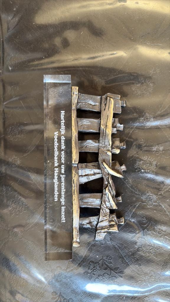 Bronzen beeldje Frans Steginga voor voedselbank, Groep mensen, Minder dan 20 cm, Ophalen of Verzenden, Brons