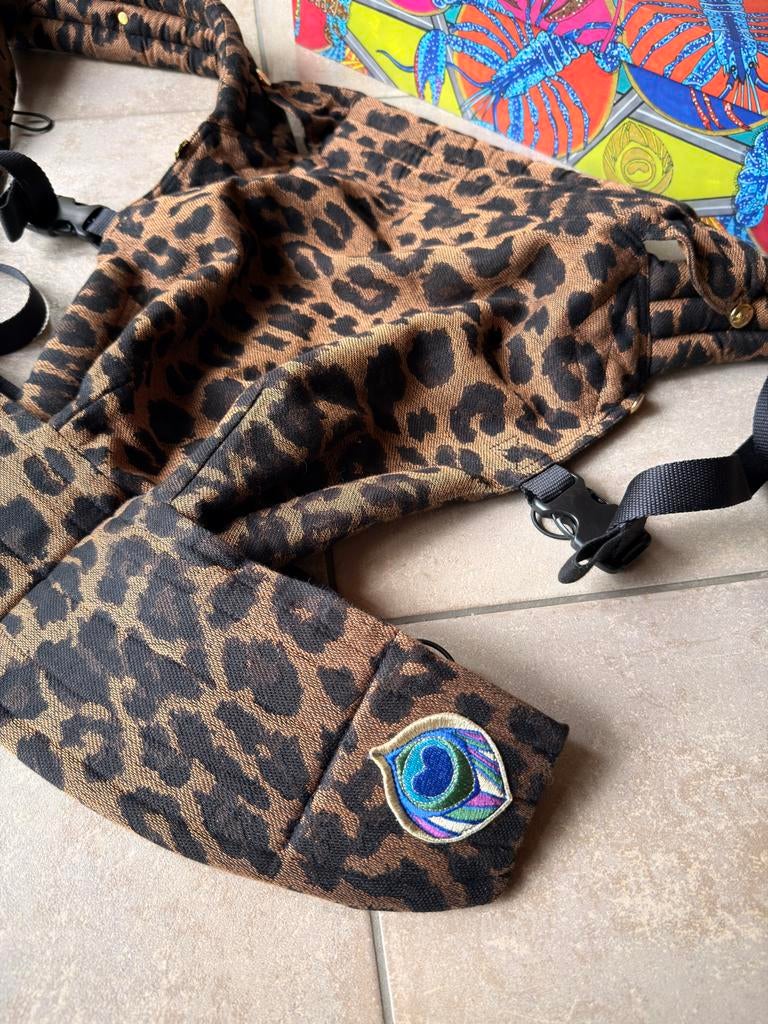 Artipoppe Zeistgeist Leopard Draagzak in extreem goede staat, Kinderen en Baby's, Babydragers en Draagdoeken, Overige merken, Buik of Rug