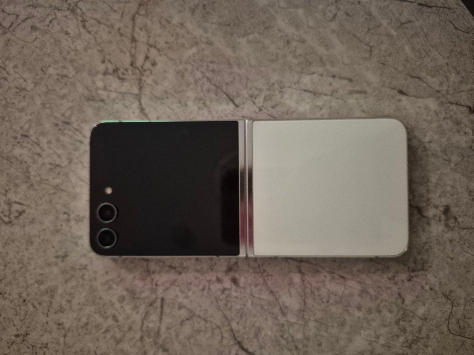Foto 3 van Samsung Galaxy Z Flip5 256GB – krasvrij + hoesje