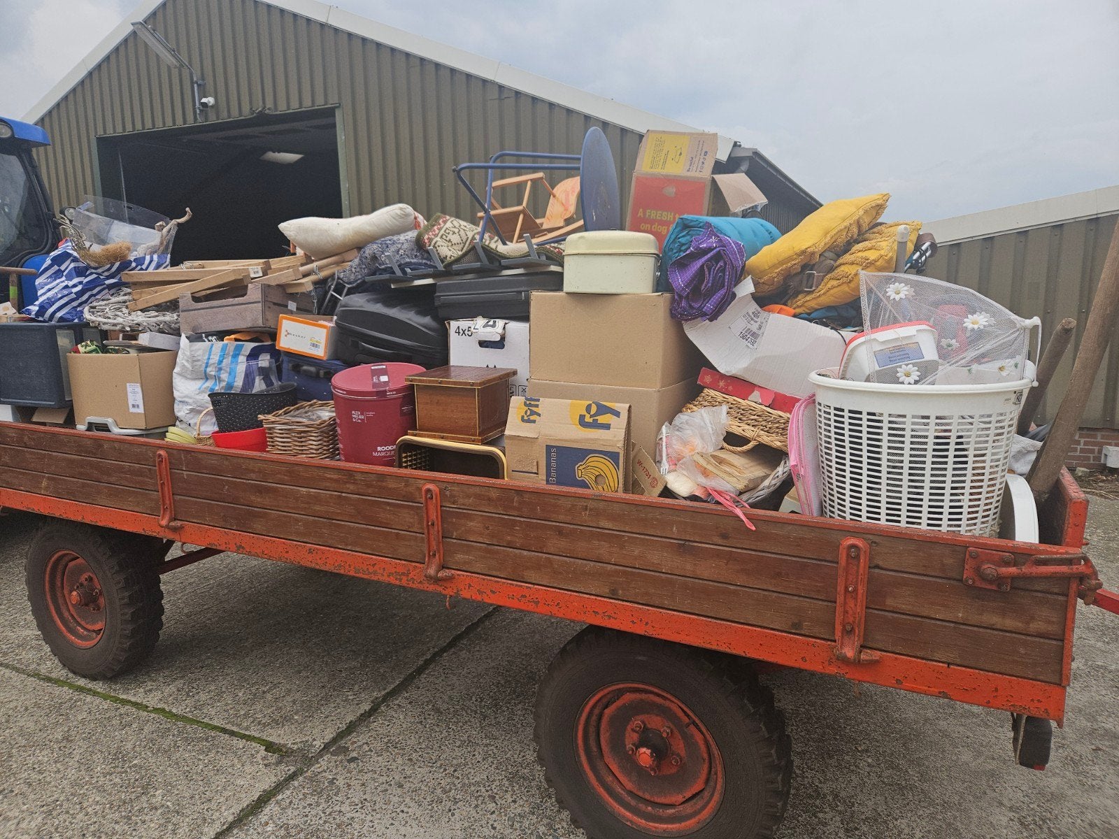2 wagens met rommelmarktspullen GRATIS, Ophalen