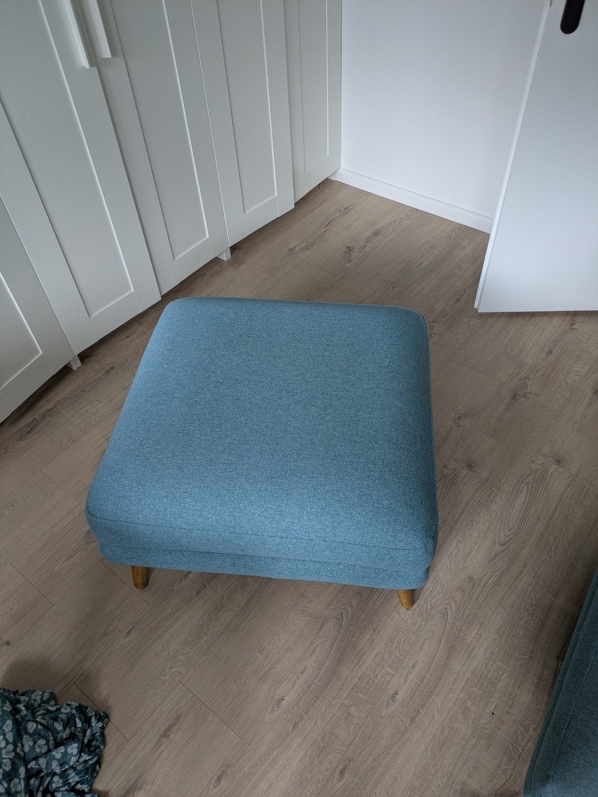 SOFACOMPANY Alfred hocker/poef – blauw, Huis en Inrichting, Ophalen, Zo goed als nieuw, Stof, Modern