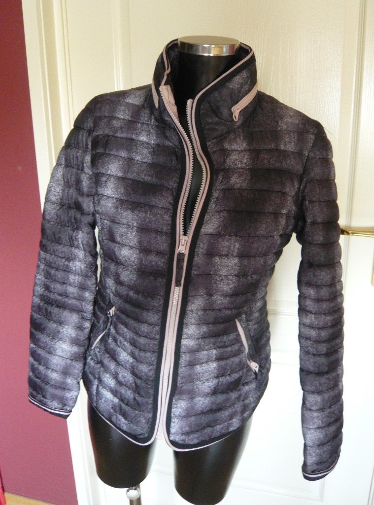 MGO jack grijs/roze slangprint nieuw mt 36 van €99 voor €45, Kleding | Dames, Overige kleuren, MGO, Nieuw, Ophalen of Verzenden
