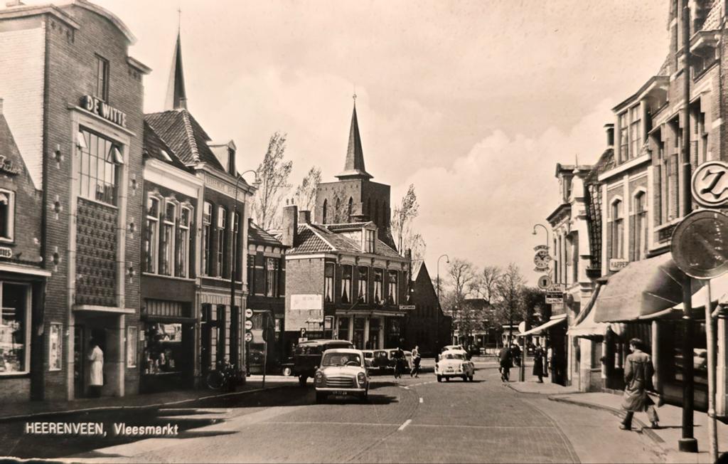 Ansichtkaart Heerenveen, Vleesmarkt met Witte Bioscoop., Ophalen of Verzenden, 1960 tot 1980, Gelopen, Friesland