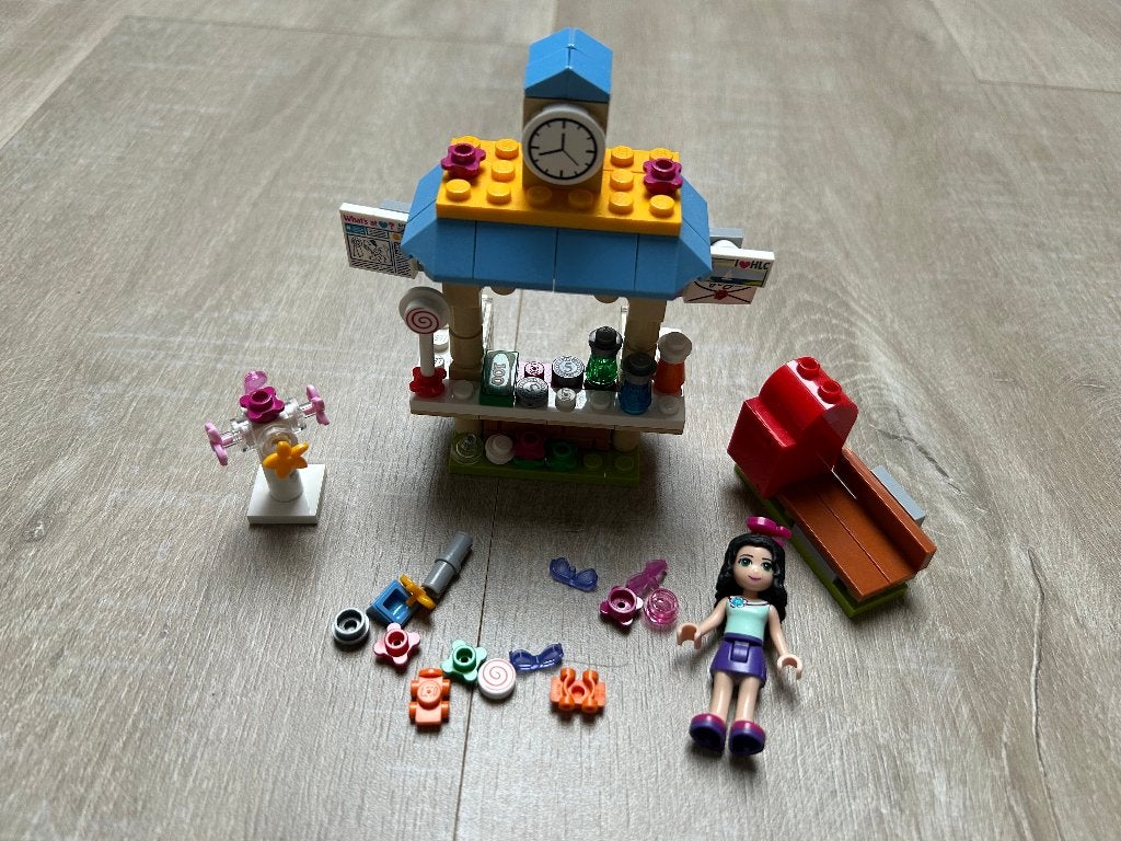 Lego Friends 41098 Emma's Toeristenkiosk + 41032 Eerste Hulp, Lego, Ophalen of Verzenden, Zo goed als nieuw, Compleet