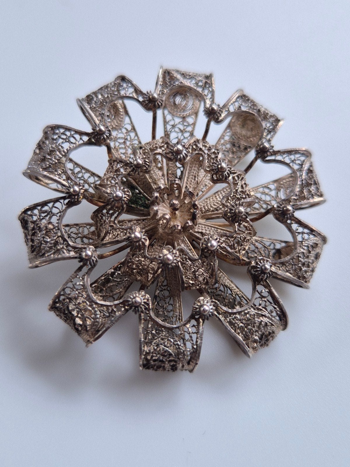 Antieke / Vintage Filigrain Broche - Bloem Motief, Sieraden, Tassen en Uiterlijk, Broches, 4 tot 7 cm, Gebruikt, Onbekend, Ophalen of Verzenden