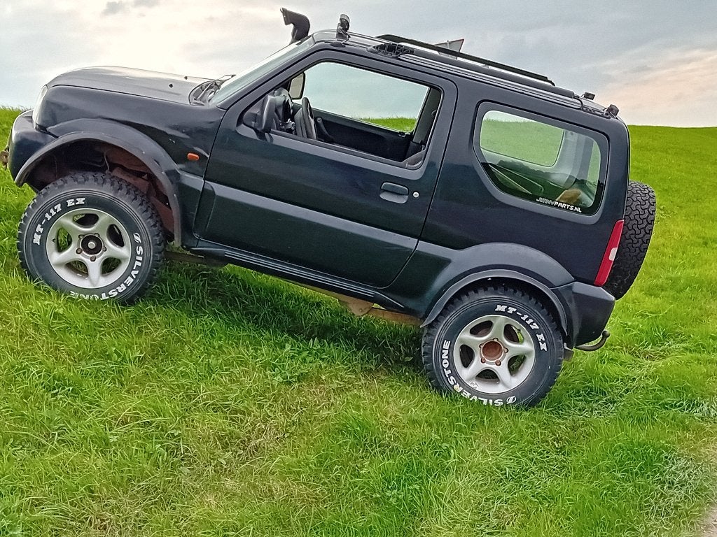 Suzuki Jimny 1.3 JX 4WD 2000 Zwart, Auto's, Stof, 40 €/maand, 4 cilinders, 4 stoelen