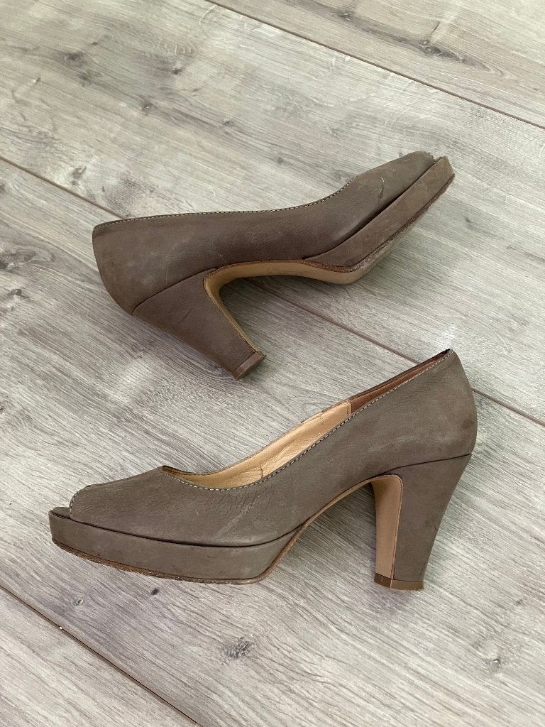 Taupe peeptoe pumps echt leer suède nubuck maat 37 Shoeroom, Pumps, Bruin, Ophalen of Verzenden, Zo goed als nieuw