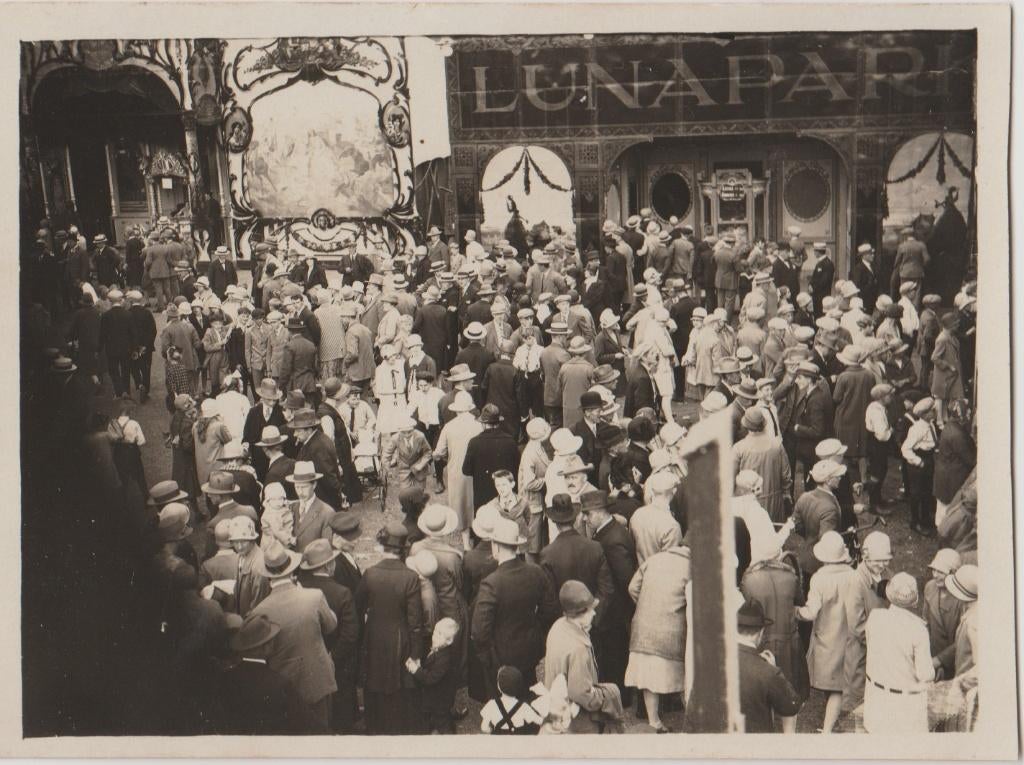 lunapark kermis attractie krommenie feest kermisgangers, Verzamelen, Foto, Ophalen of Verzenden, Zo goed als nieuw, Voor 1940